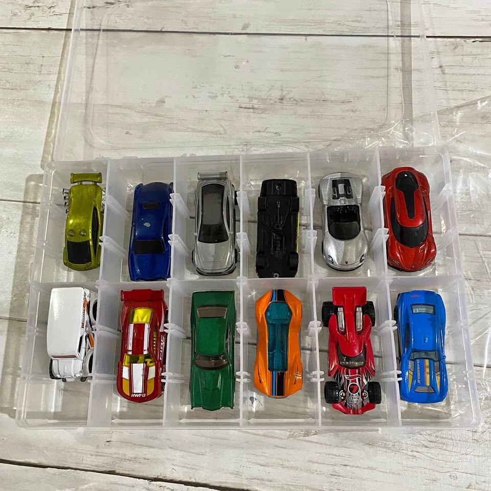 12 carritos HOTWHEEL en su cajita de almacenaje o exhibición