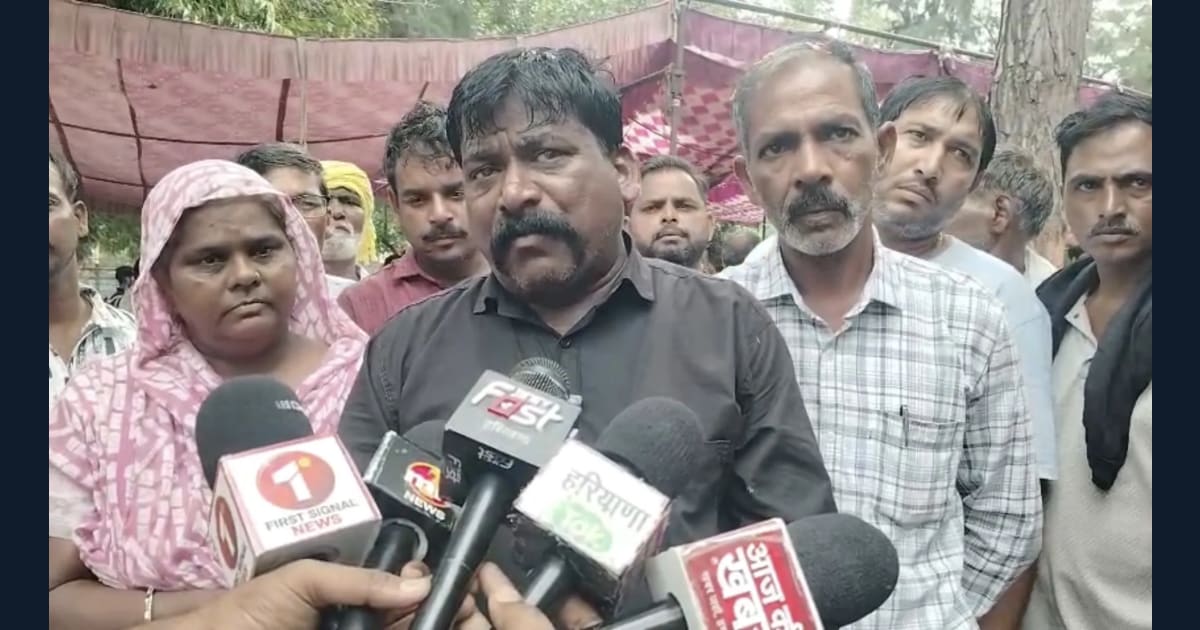 सफाई कर्मचारी हड़ताल के बाद सफाई करते हुए