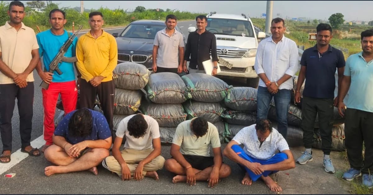 पुलिस ने नशीले पदार्थों के साथ पकड़े चार युवक