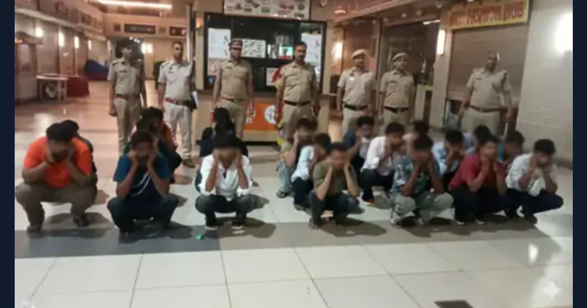 सफायर 90 मॉल में पुलिस और महिला आयोग की टीम द्वारा छापेमारी का दृश्य