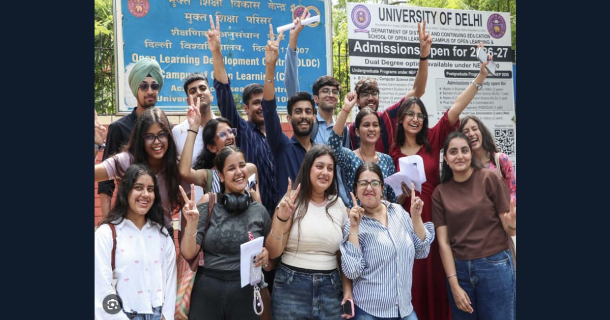 दिल्ली विश्वविद्यालय छात्र संघ चुनाव के नतीजे घोषित होते हुए