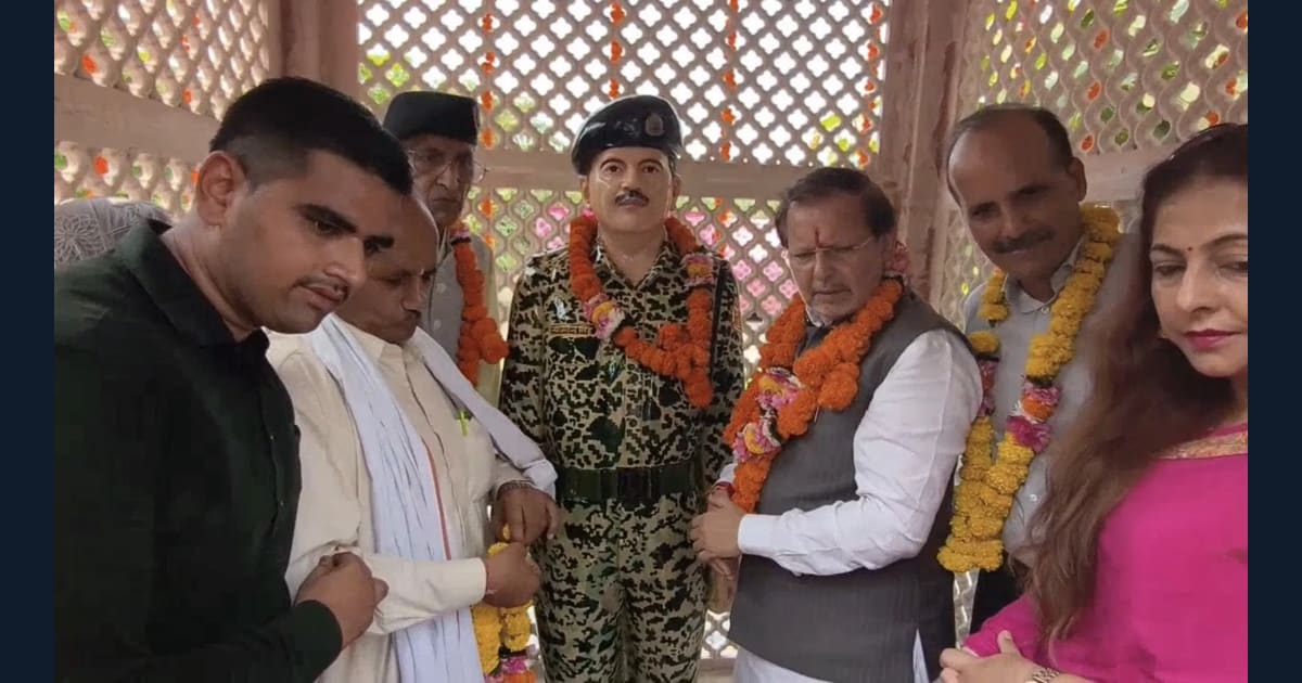 डॉ. अरविंद शर्मा शहीद जवान जग महेंद्र कौशिक की प्रतिमा का अनावरण करते हुए