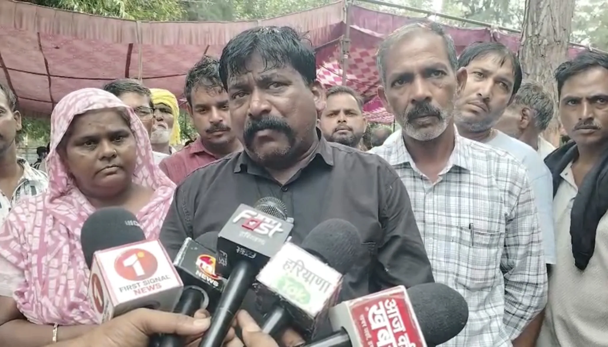 सफाई कर्मचारी हड़ताल के बाद सफाई करते हुए