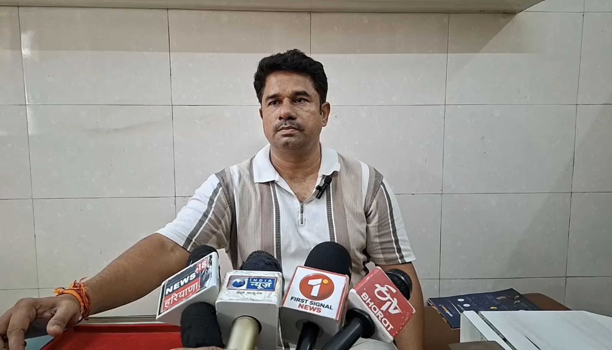 शेफाली वर्मा महिला क्रिकेट टीम की सलामी बल्लेबाज के रूप में बल्ला पकड़े खेल रही हैं