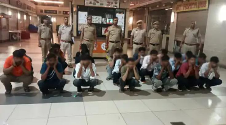 सफायर 90 मॉल में पुलिस और महिला आयोग की टीम द्वारा छापेमारी का दृश्य