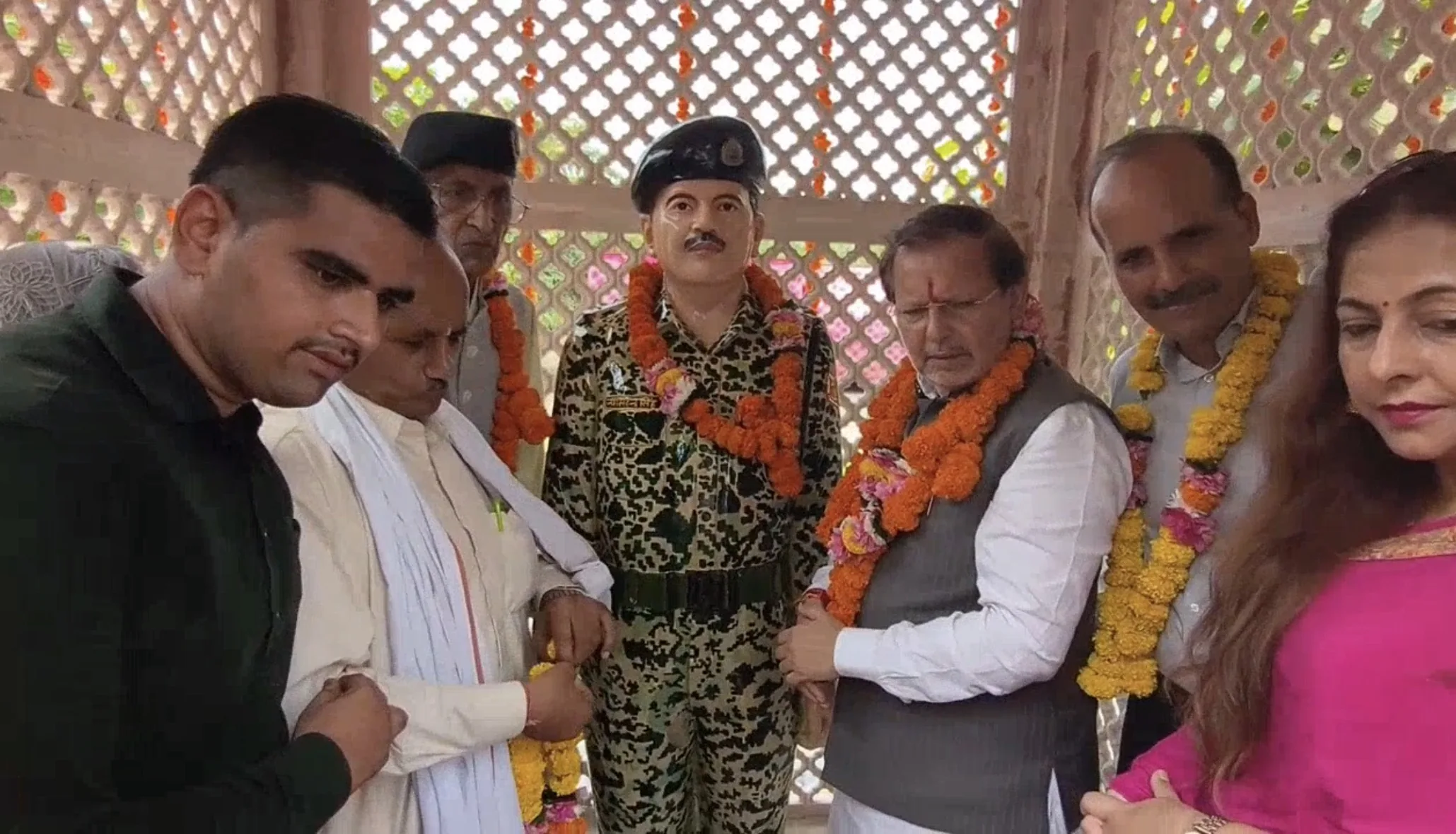 डॉ. अरविंद शर्मा शहीद जवान जग महेंद्र कौशिक की प्रतिमा का अनावरण करते हुए