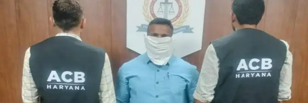 झज्जर में ASI गिरफ्तार होते हुए