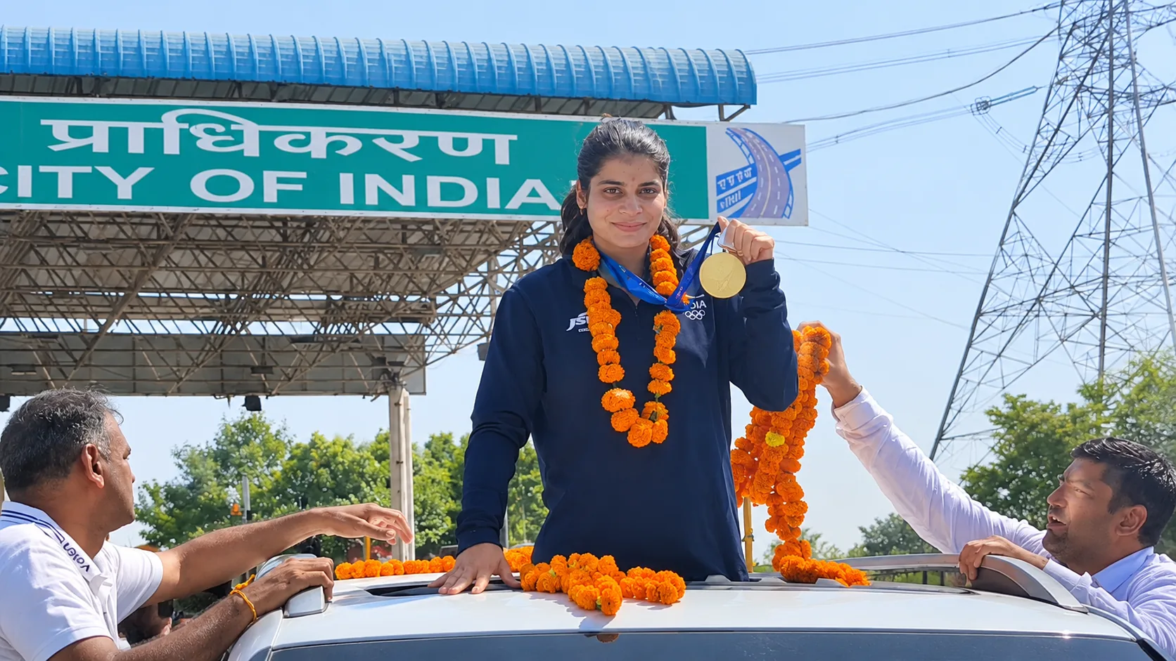 दीपिका सहरावत का गांव में स्वागत करते हुए ग्रामीण व परिजन