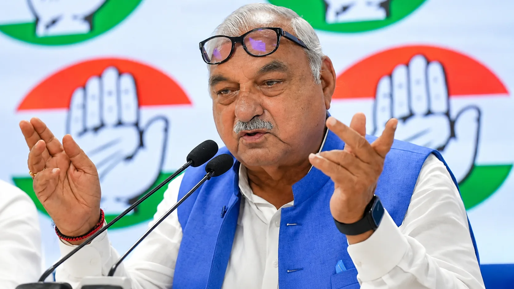 भूपेंद्र हुड्डा अस्पताल से वापसी के बाद आराम करते हुए