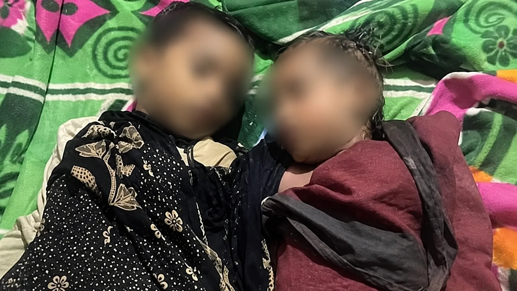 पानी से भरे गड्ढे में डूबे दो बच्चों के शव की तलाश करती पुलिस