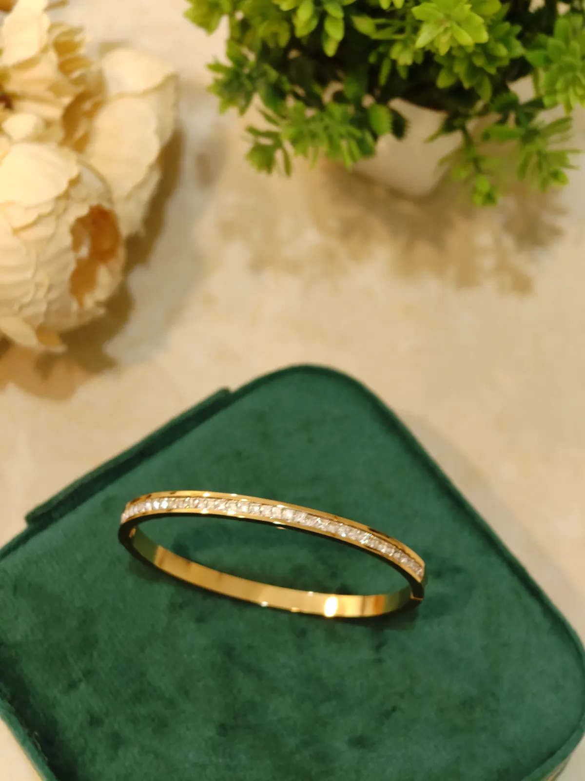 Single stone bangle