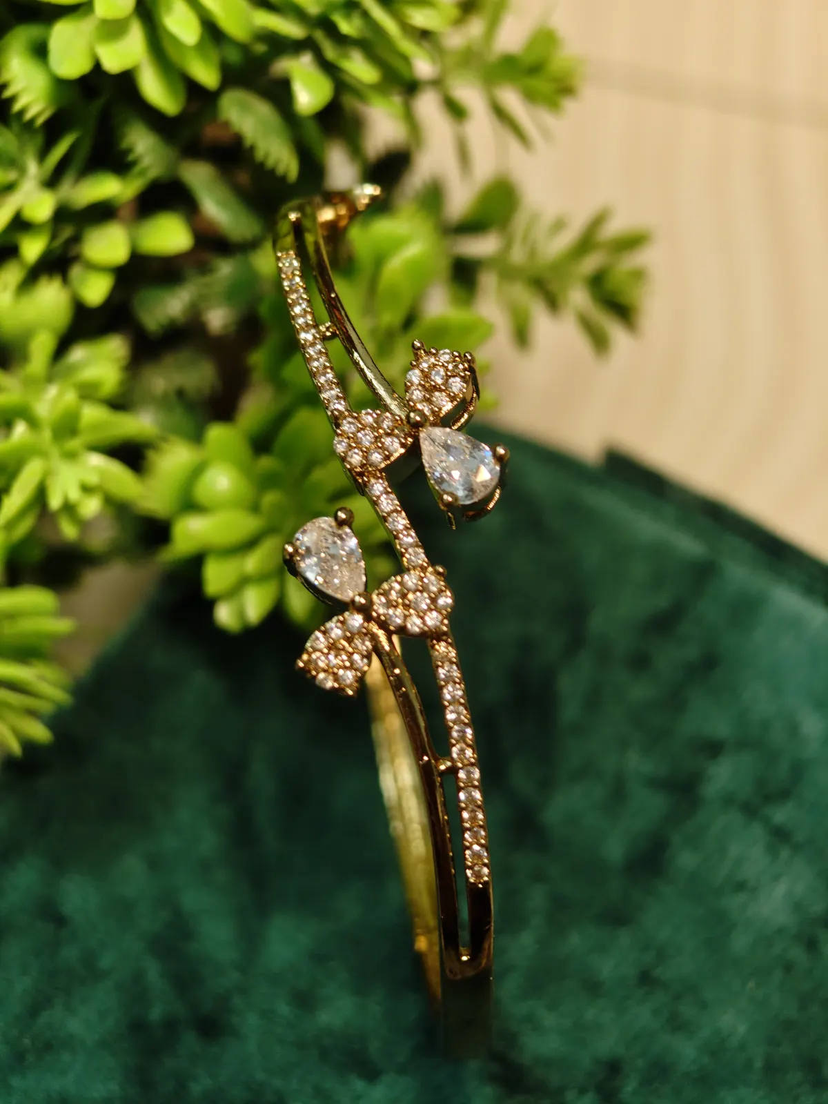White AD stoned flower Bangle