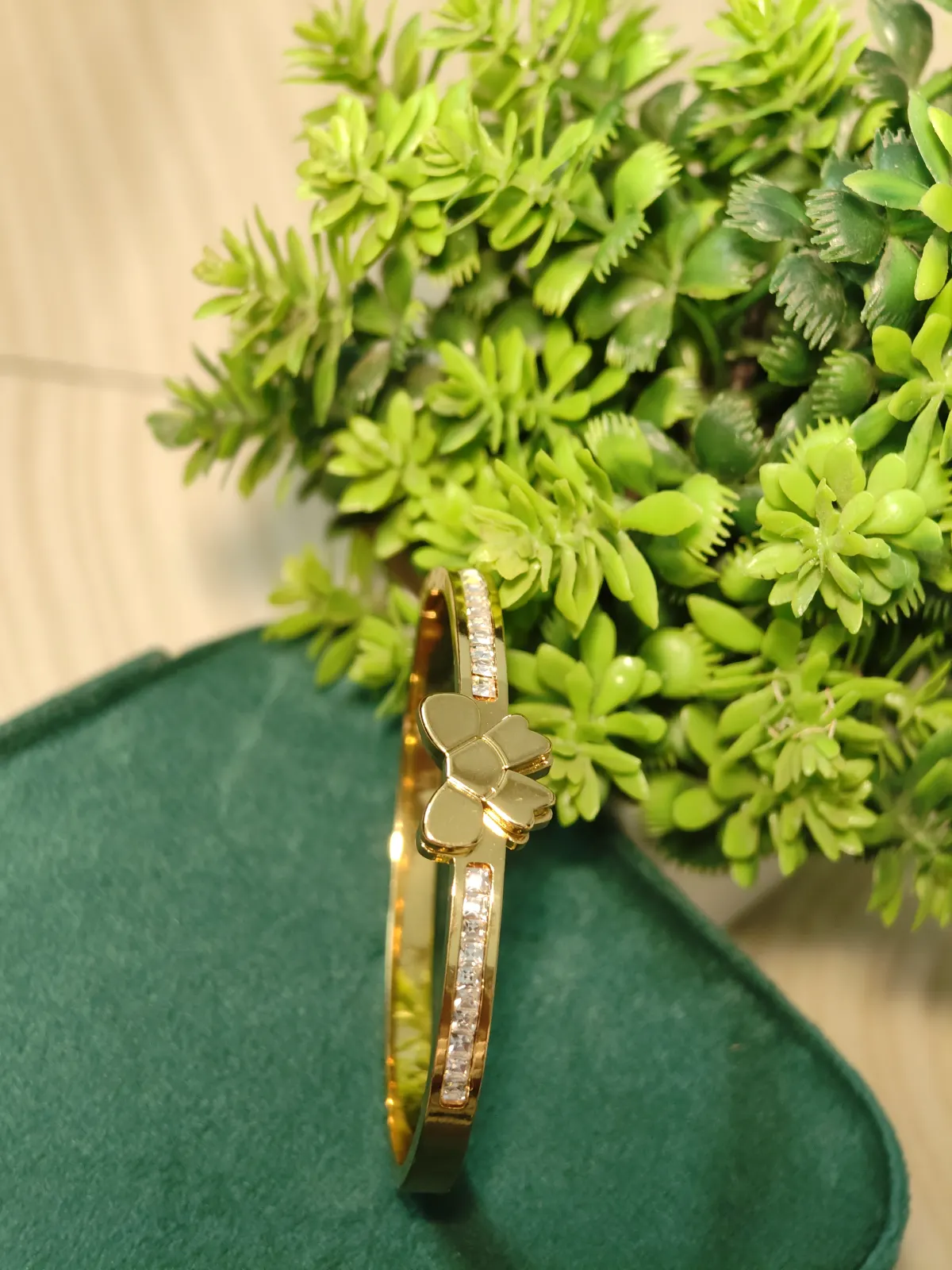 Bow stoned Bangle