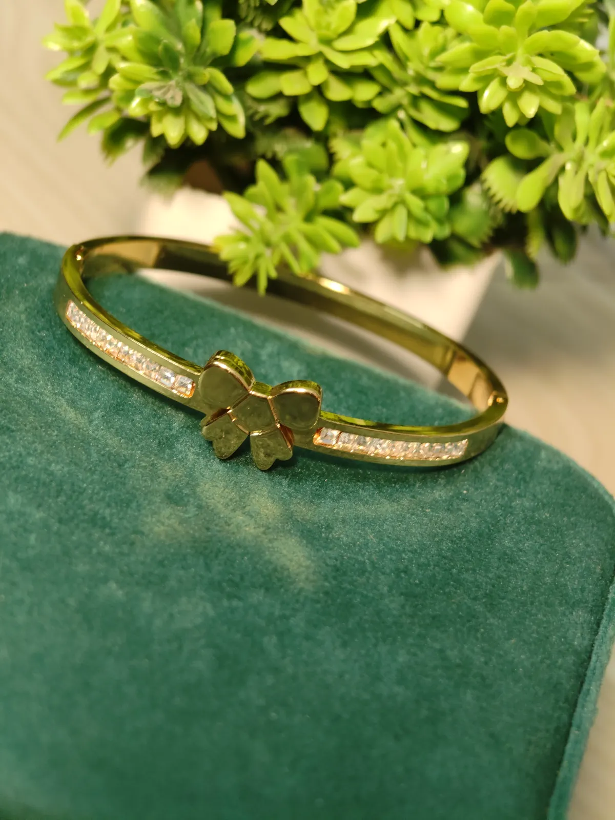 Bow stoned Bangle