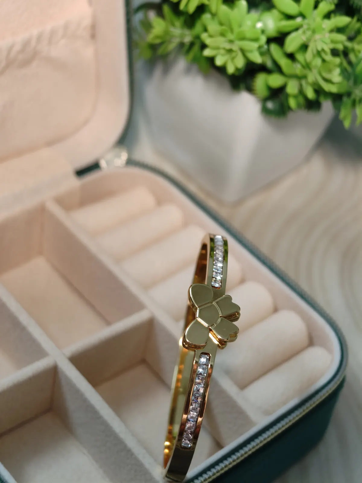 Bow stoned Bangle