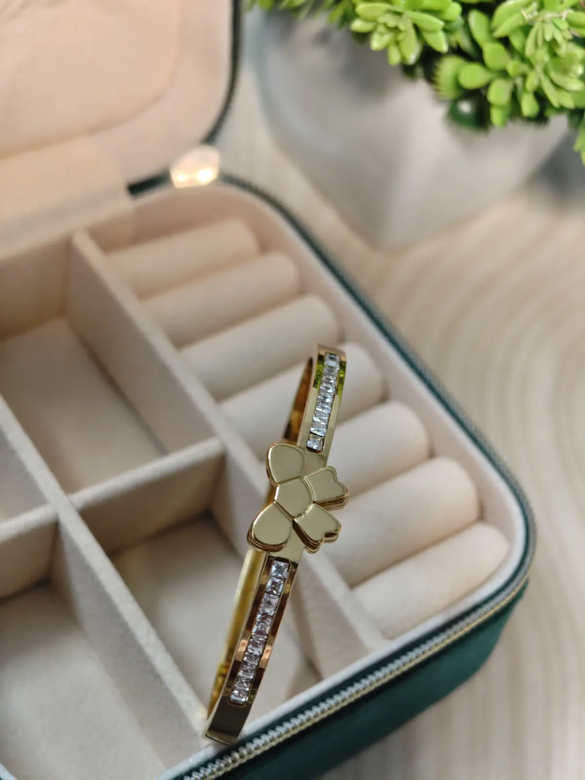 Bow stoned Bangle