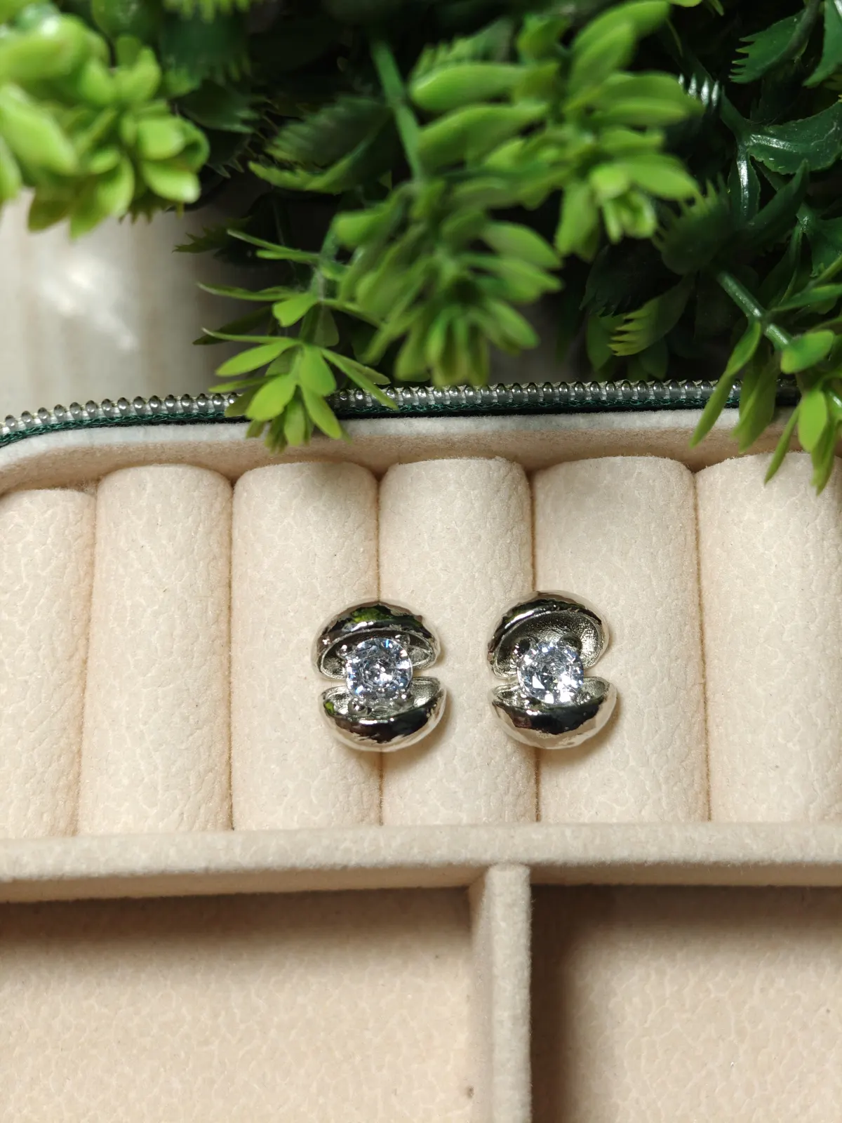 Stone shell stud