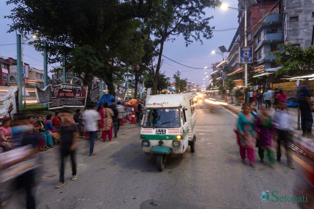 माइतीघरमा राति बस्न राखिएका टेन्ट हटाउँदै प्रहरी