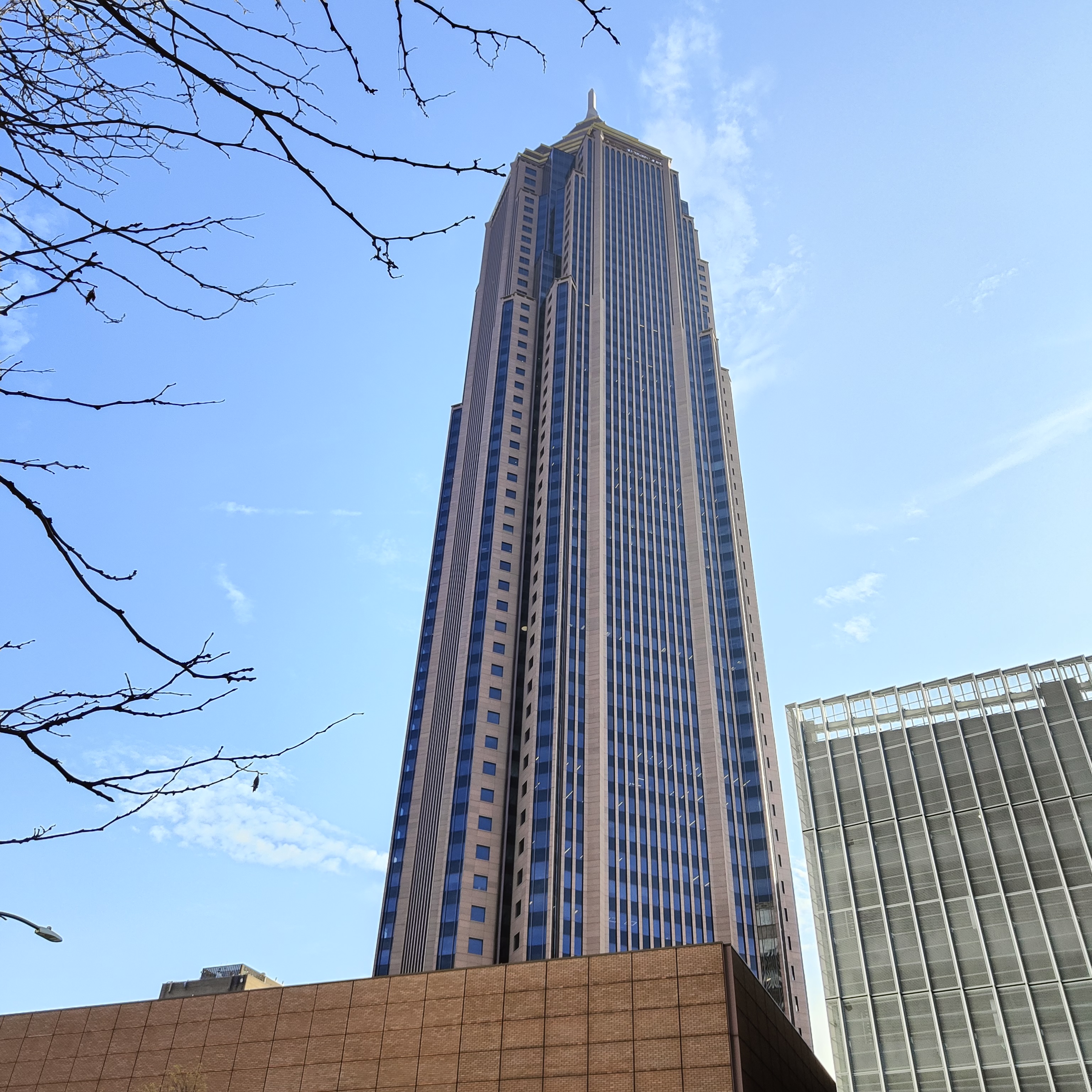 Rascacielos Westin Peachtree Plaza visto desde Centennial Olympic Park