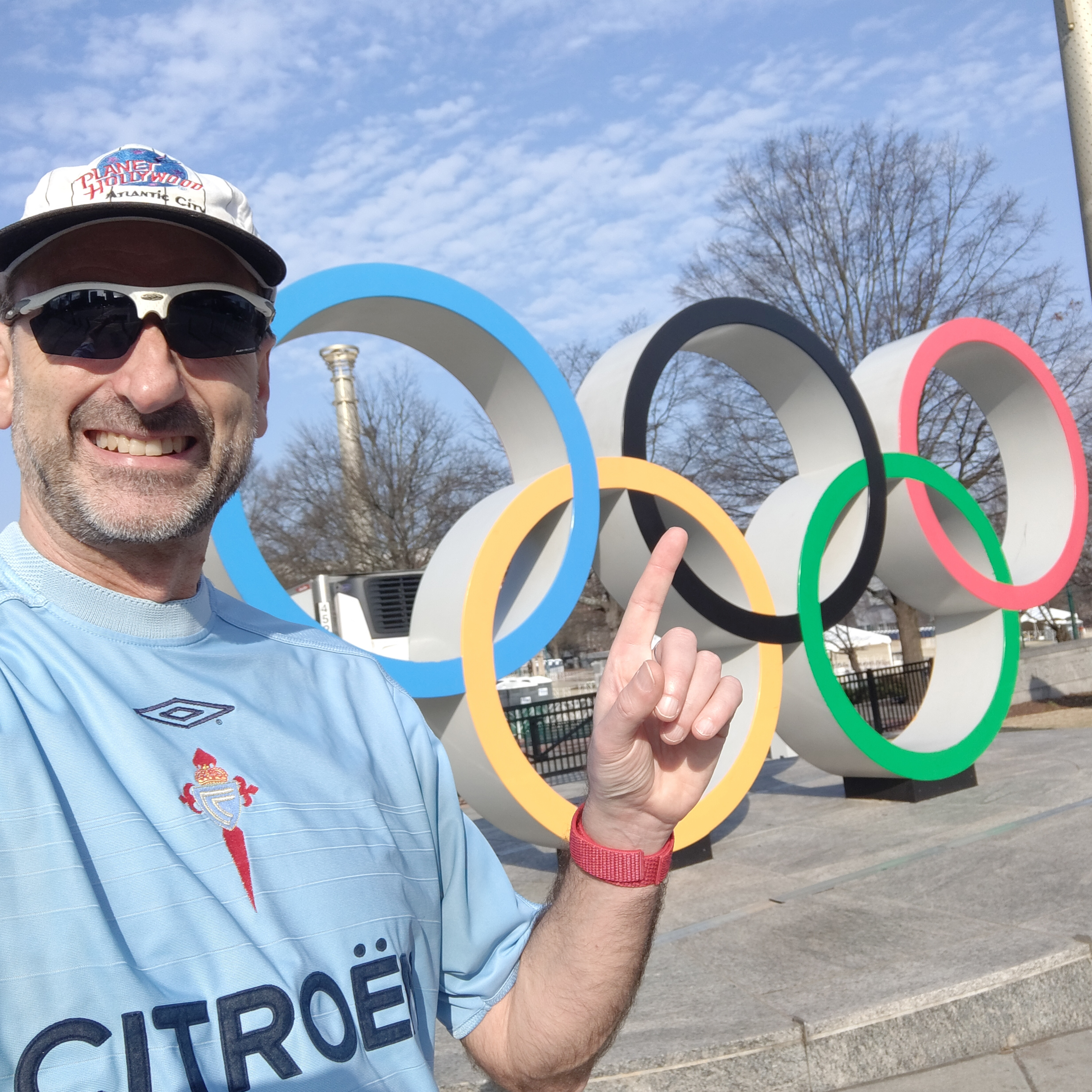 Kavarkes ante los aros olímpicos de Centennial Olympic Park