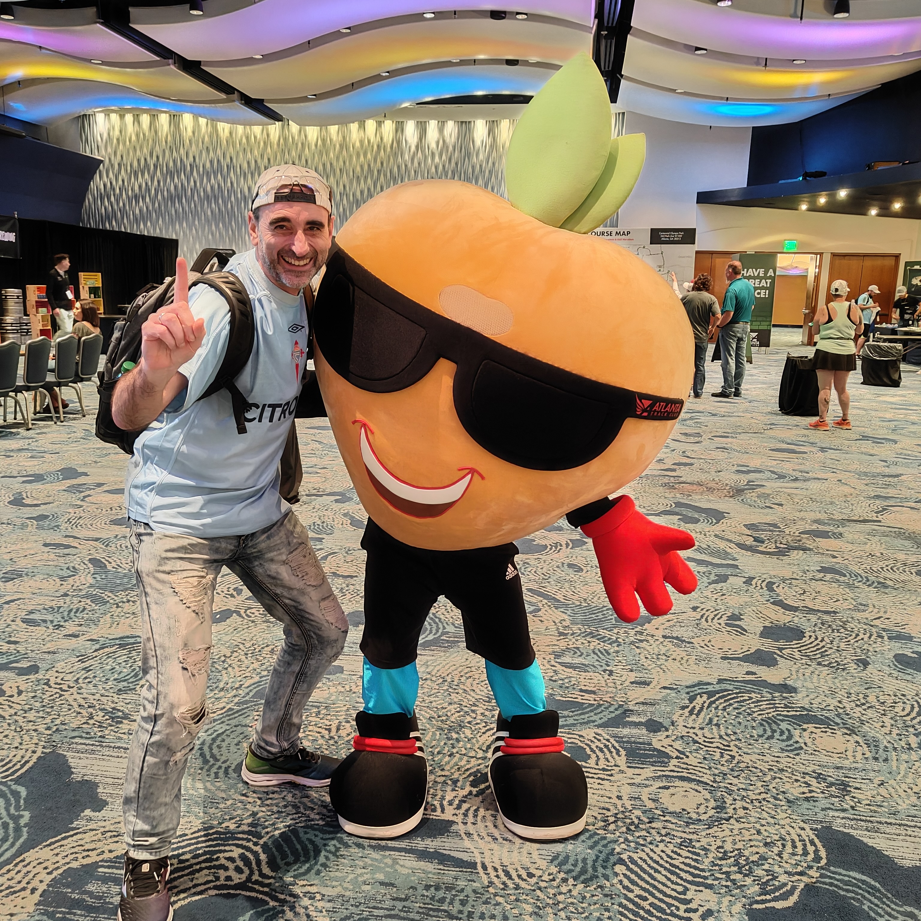 Kavarkes con la mascota melocotón del Publix Atlanta Marathon en la Expo