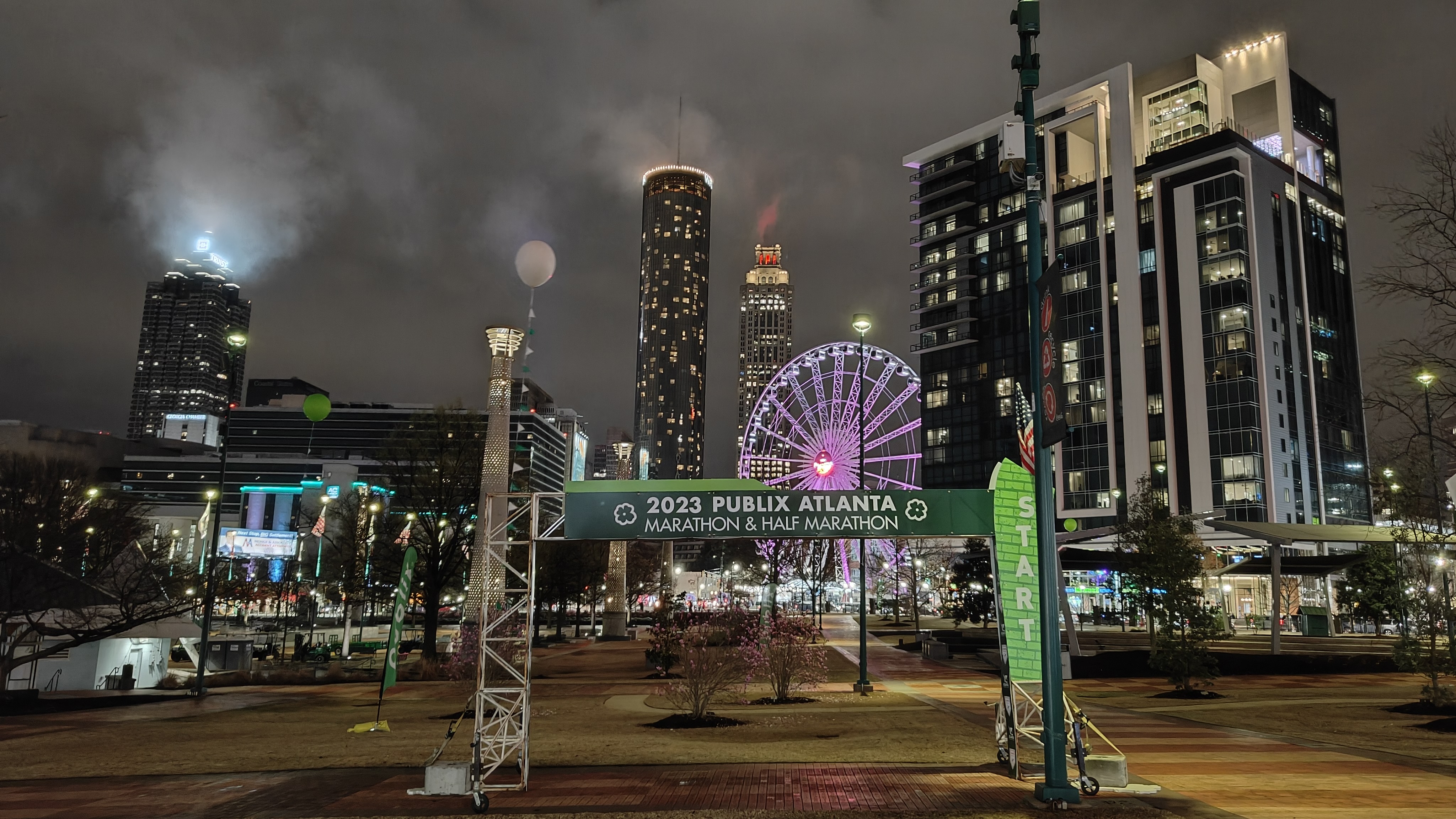 Arco del Publix Atlanta Marathon junto a la noria SkyView de noche