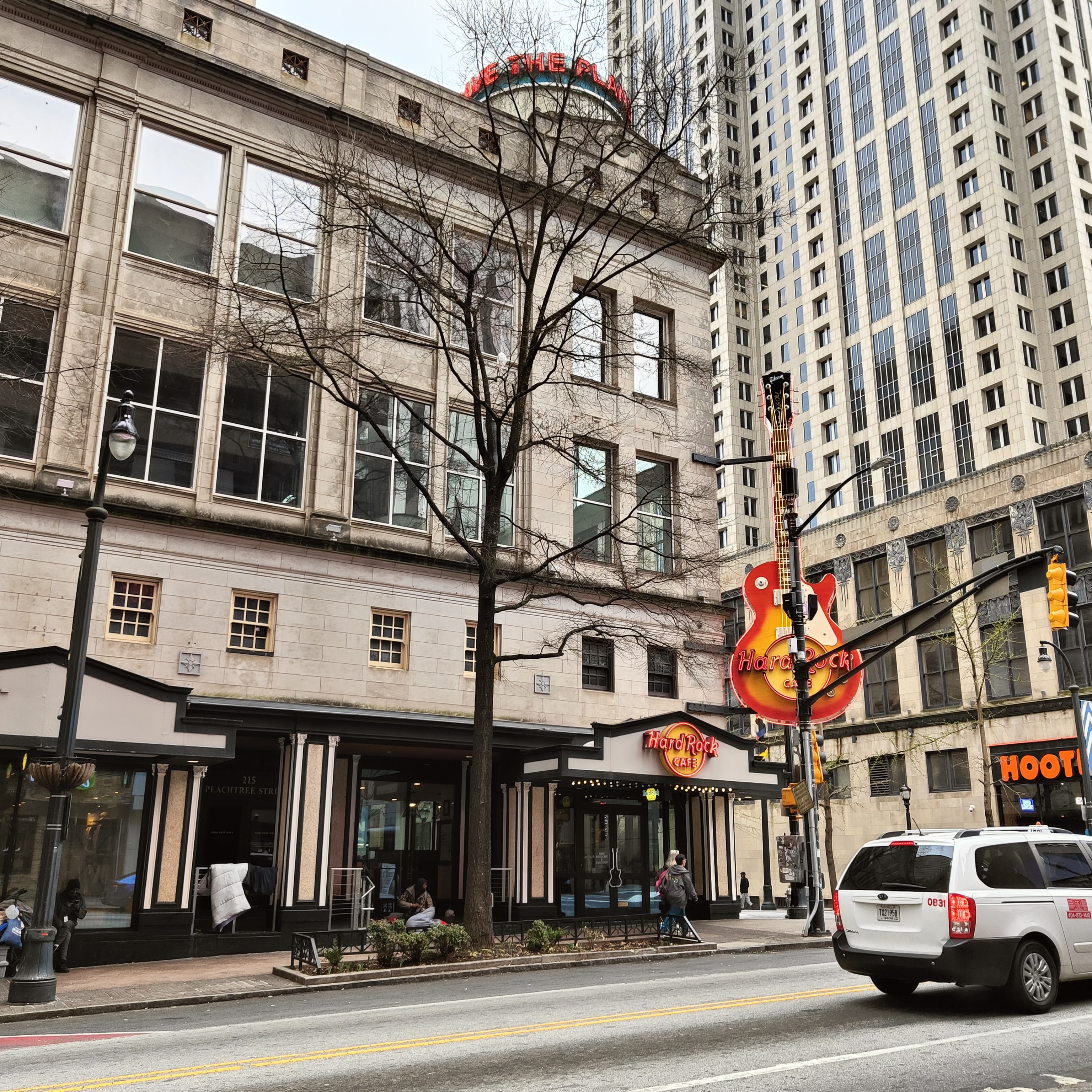 Hard Rock Cafe y edificios de Peachtree Street en el centro de Atlanta