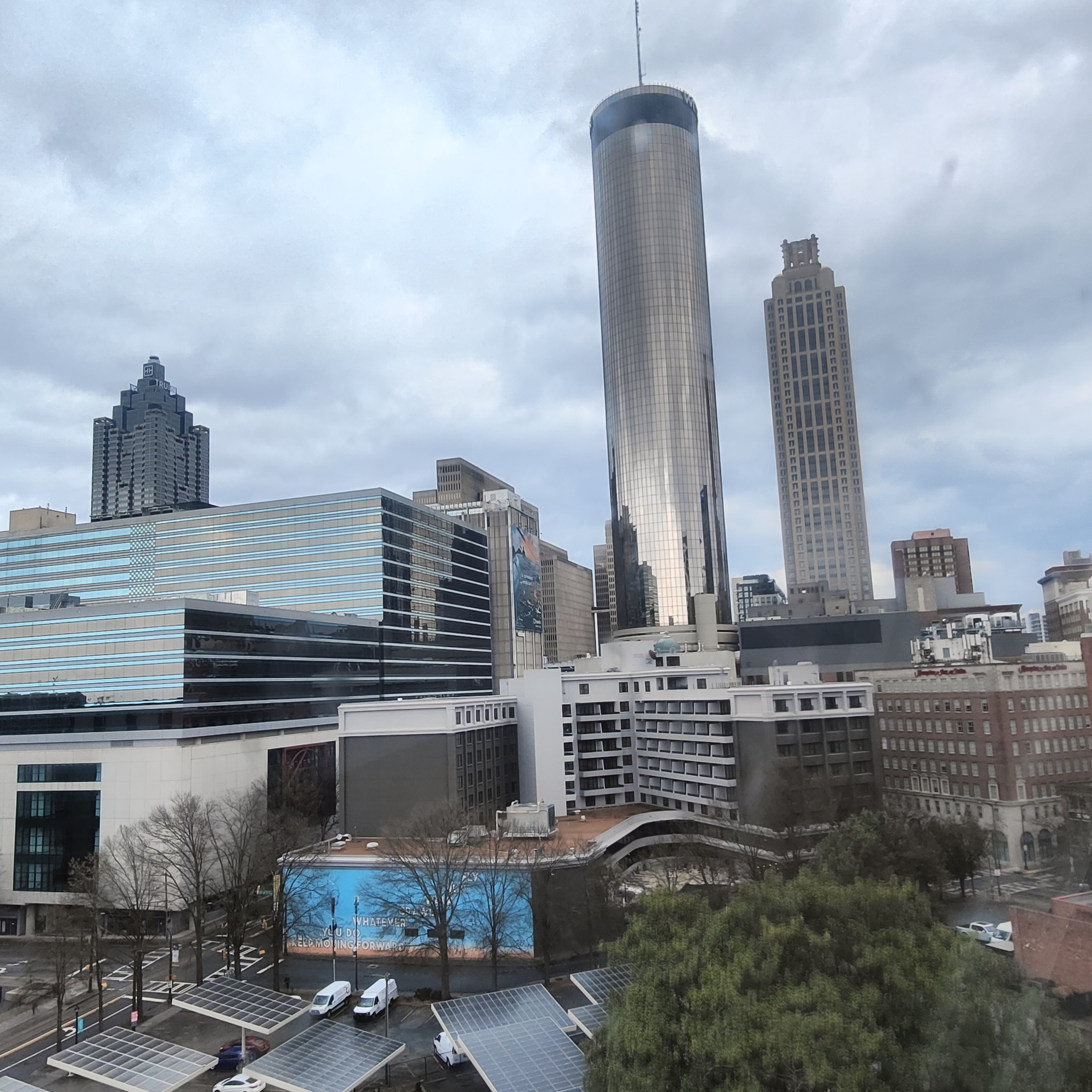 Skyline de Downtown Atlanta con el Westin Peachtree Plaza