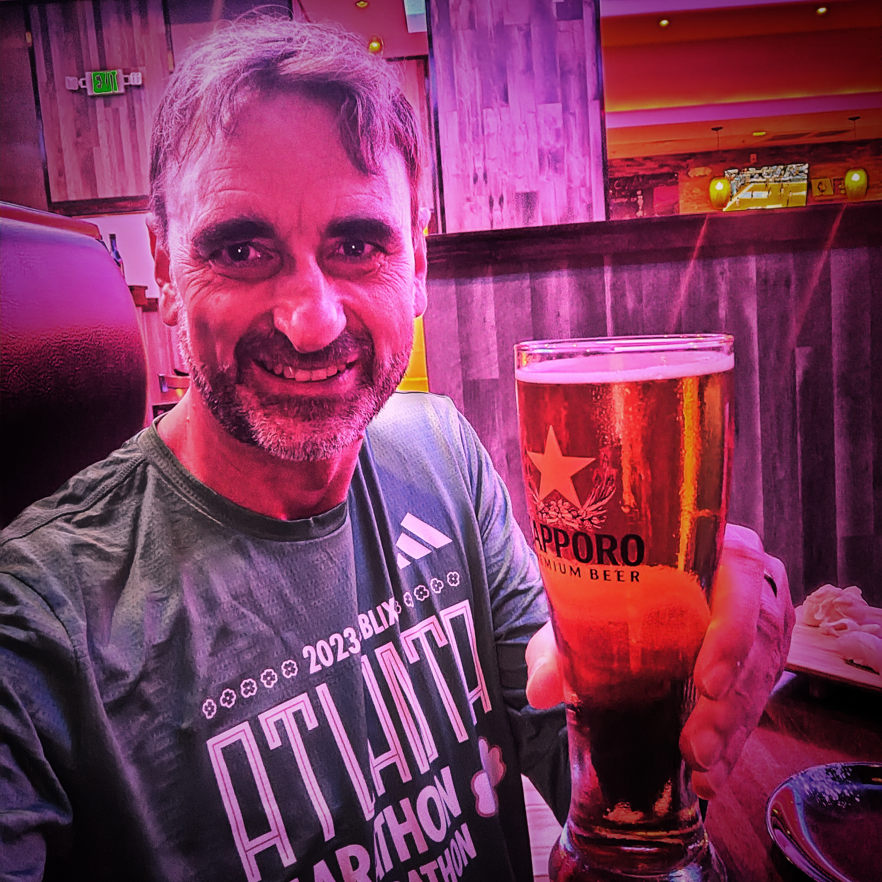 Brindis con cerveza por la gente de casa antes del maratón