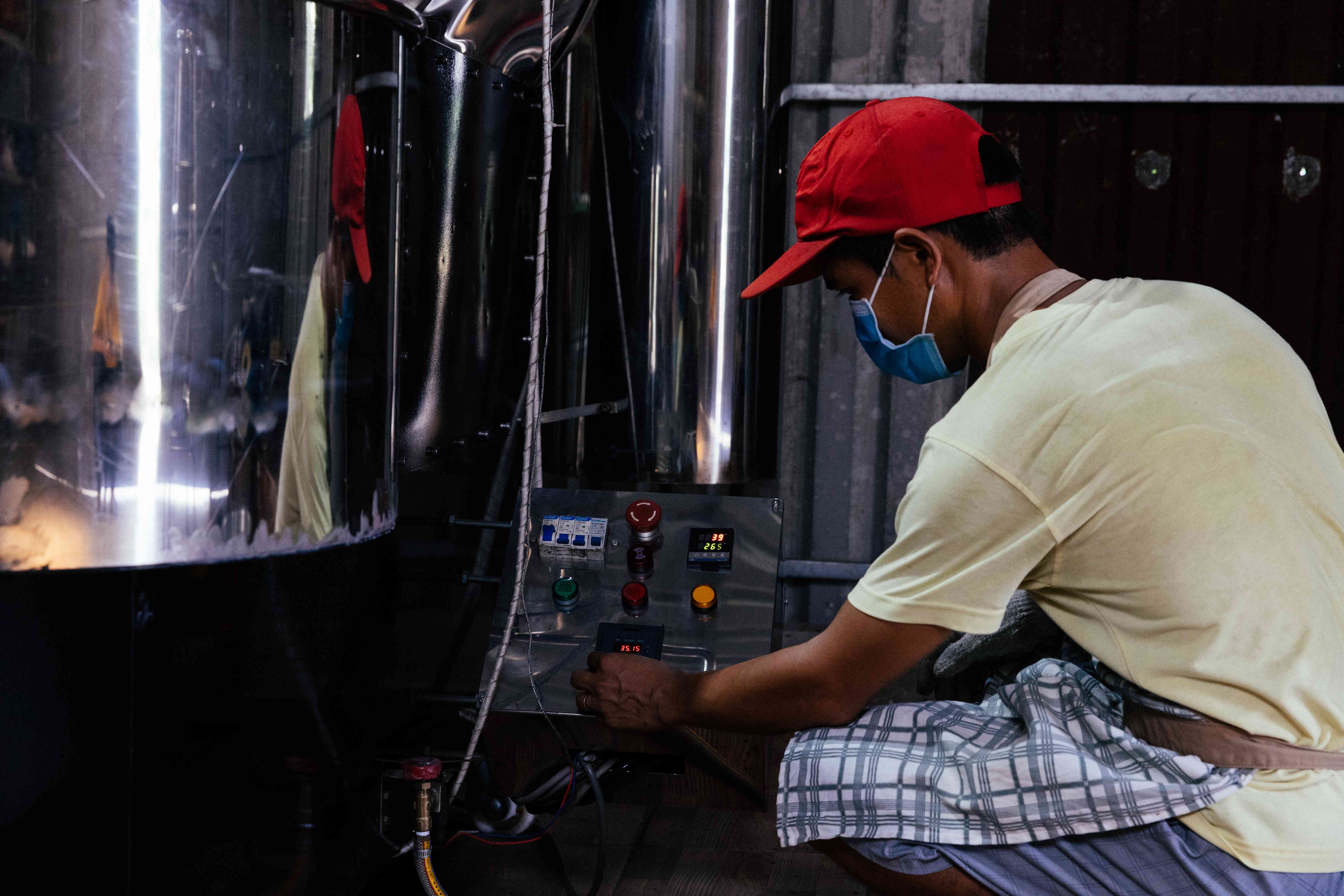 Công nhân vận hành bảng điều khiển máy.
