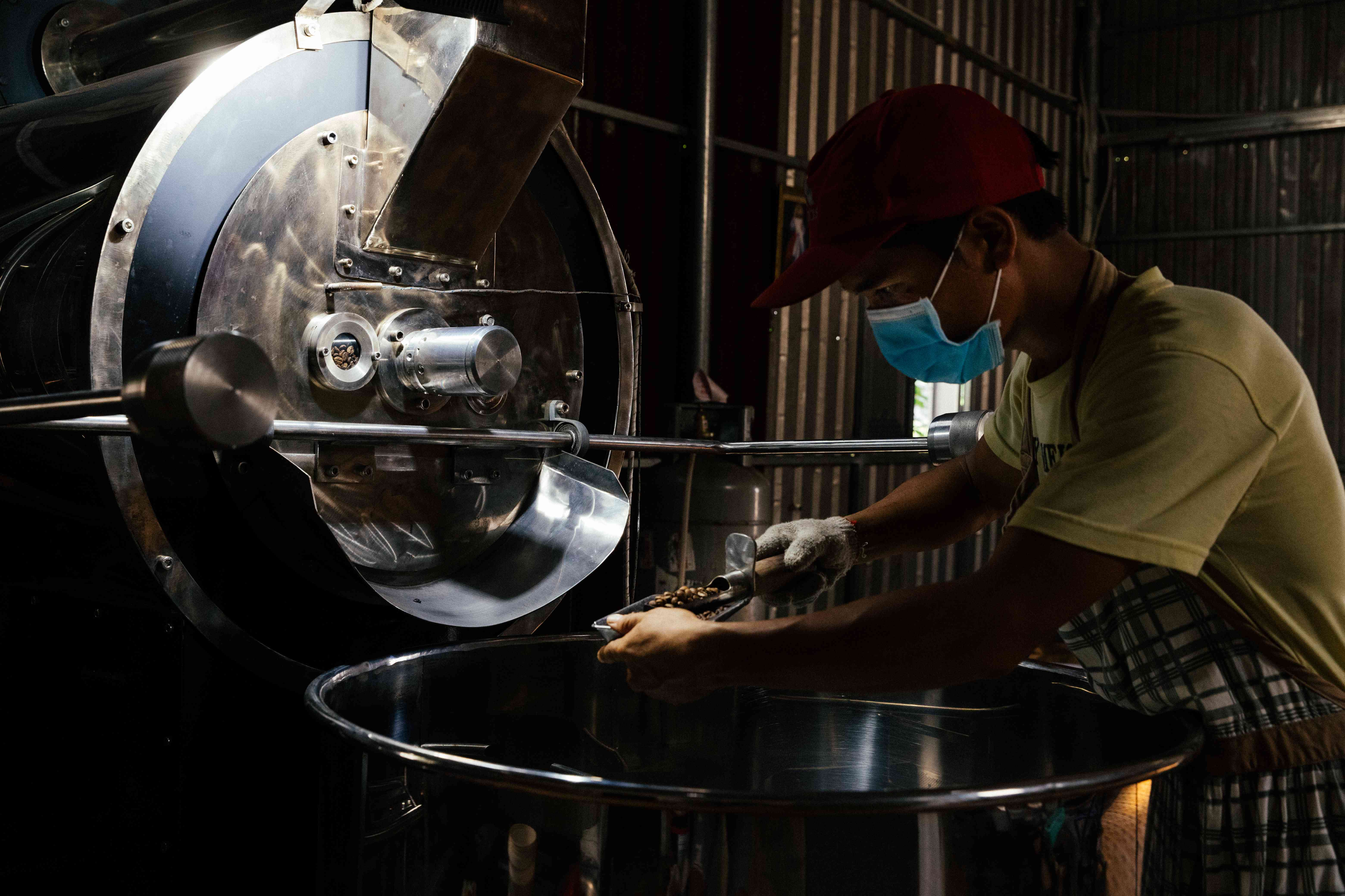 Công nhân vận hành máy rang cà phê