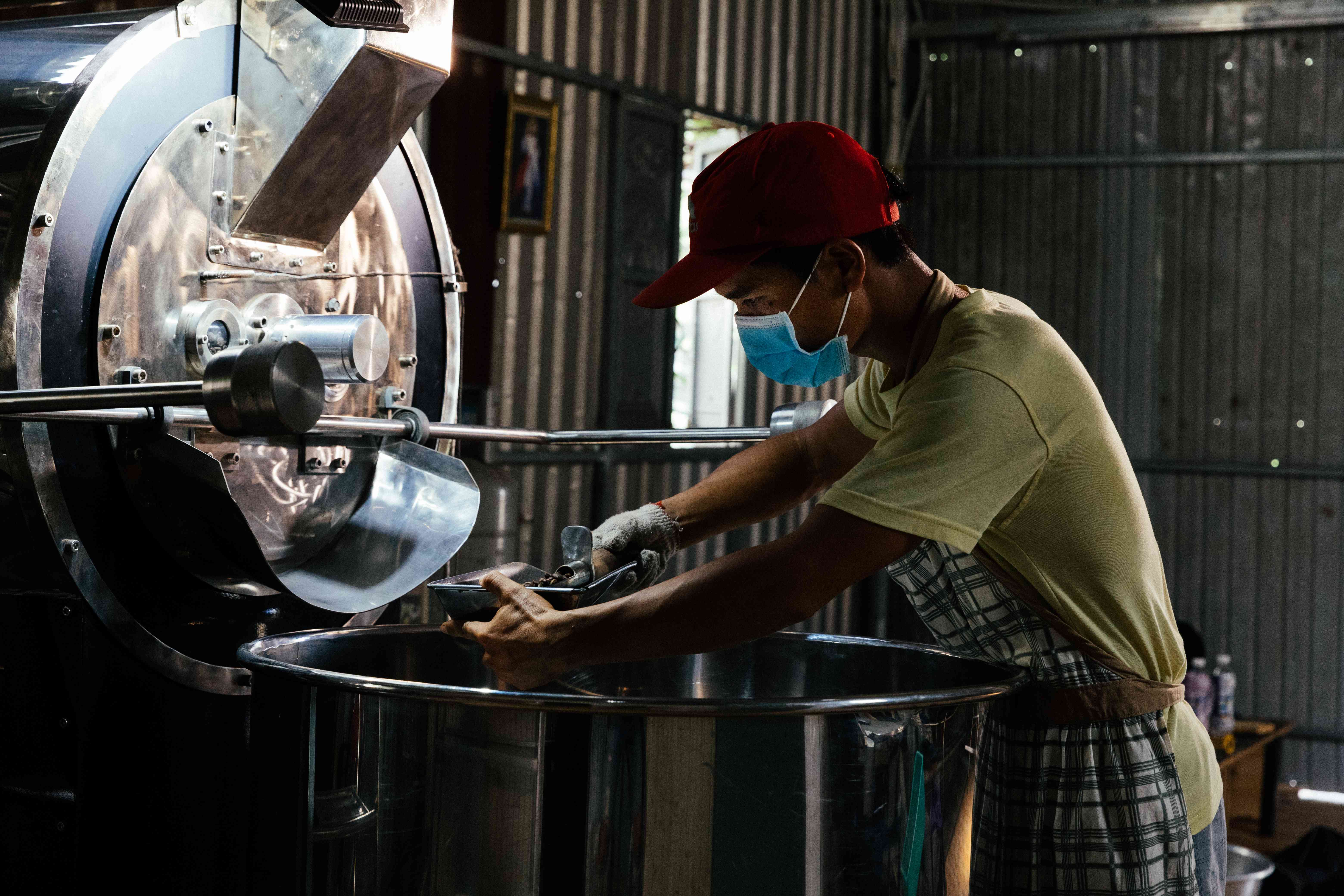 Công nhân vận hành máy rang cà phê