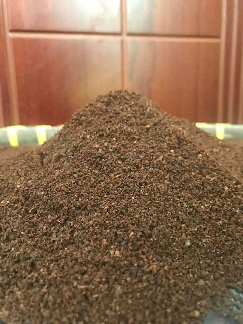 Ảnh thực tế đống bột cà phê xay trong khay, nhìn gần với độ hạt khá rõ.