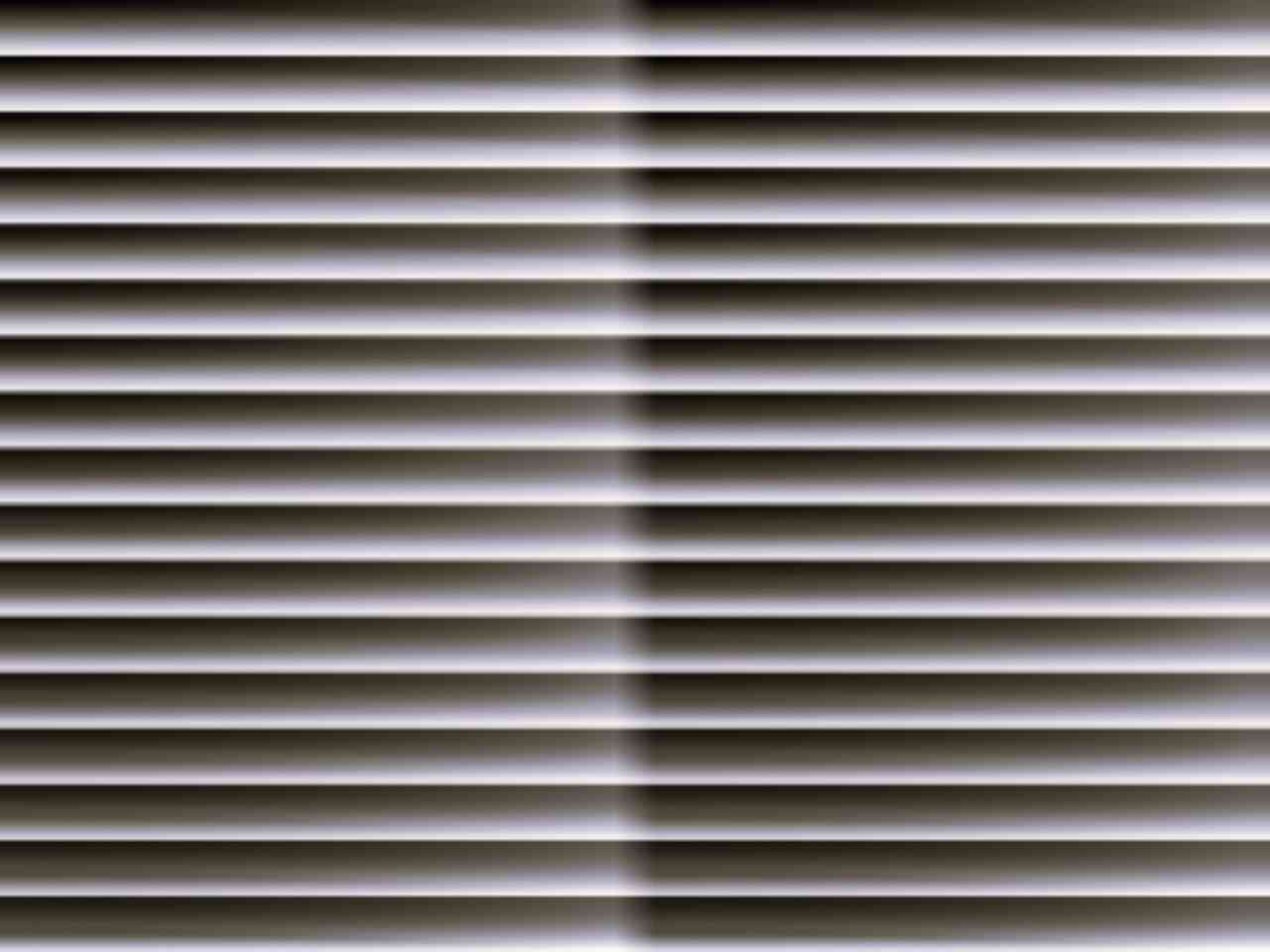 Ảnh hiển thị các dải ngang đen/trắng giống cửa chớp/texture.