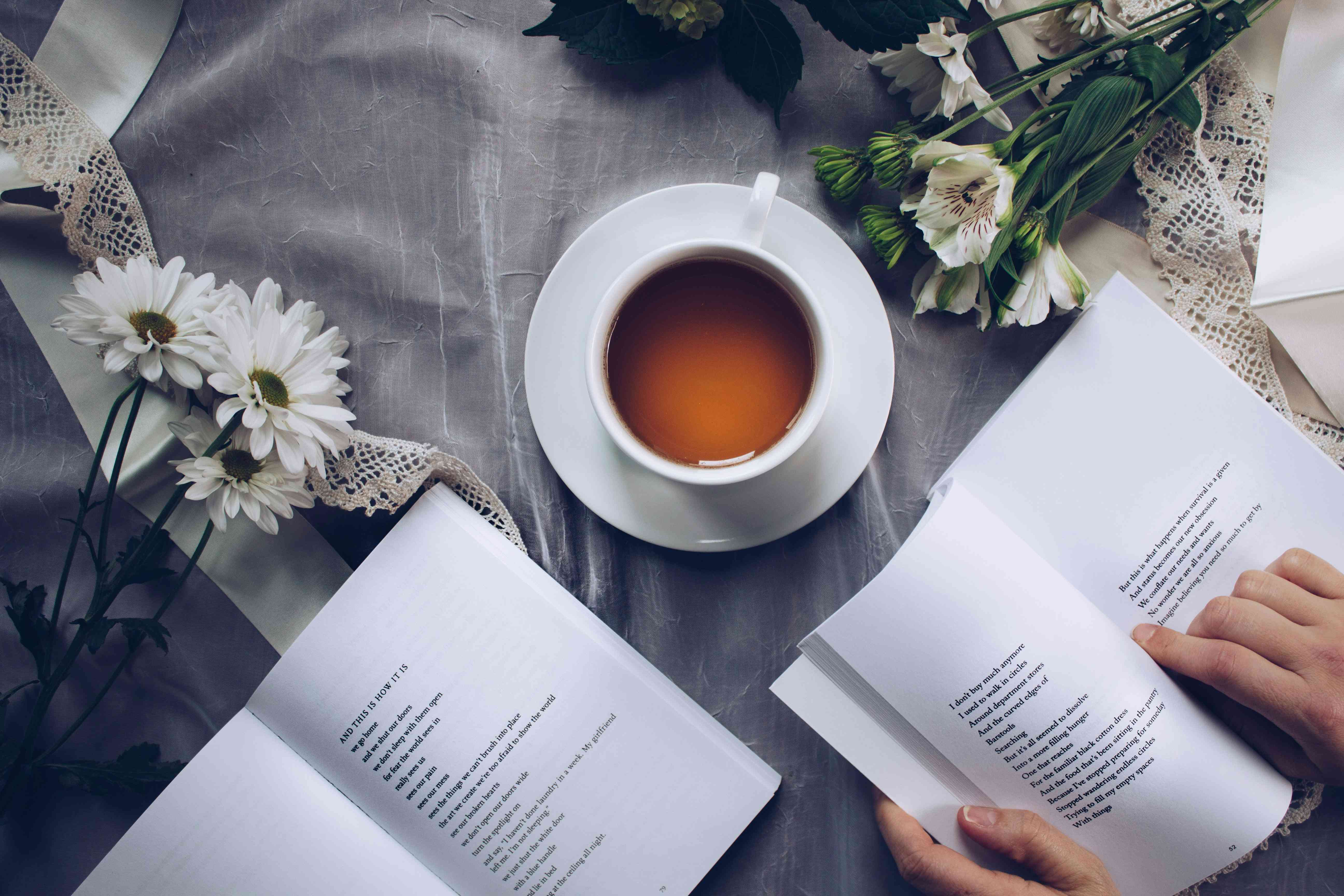 Hạt cà phê đặt trên những cuốn sách