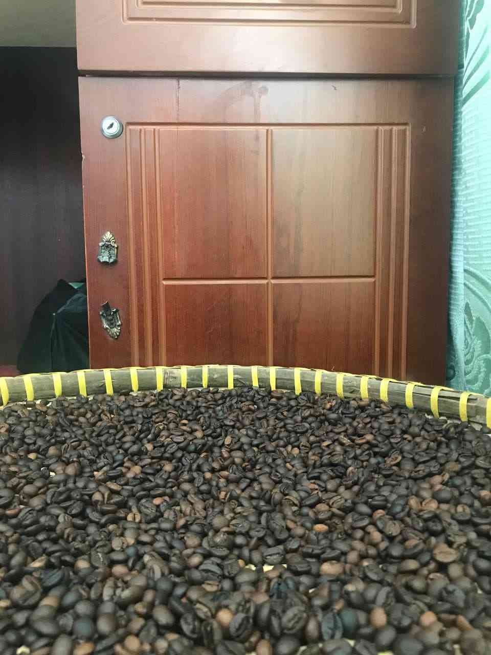 Cùng mẹt hạt rang và cửa gỗ phía sau.