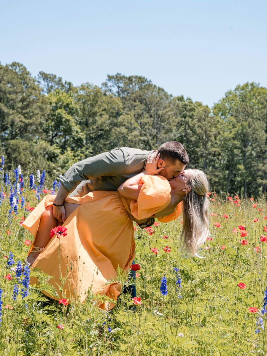 The dip kiss in the poppies