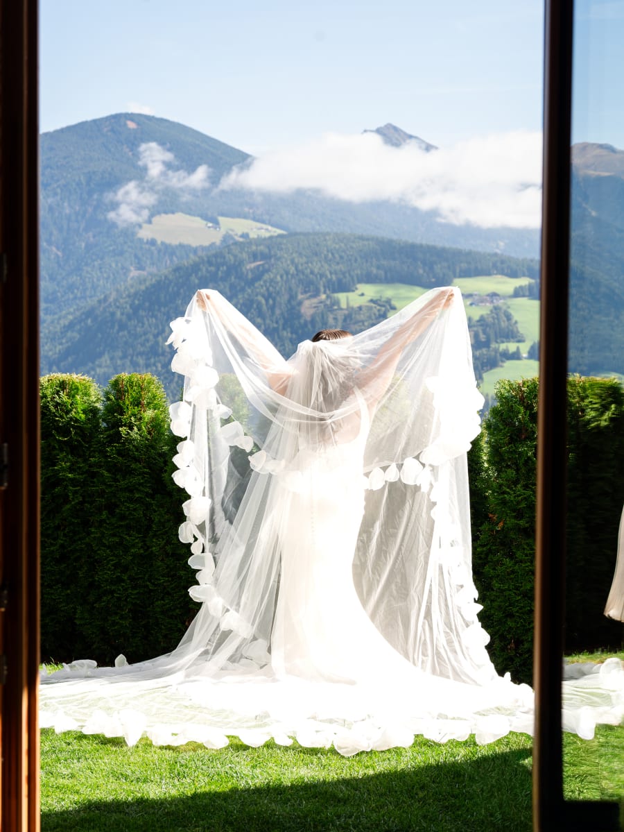 Taylor & Tyler — first look, frame 165
