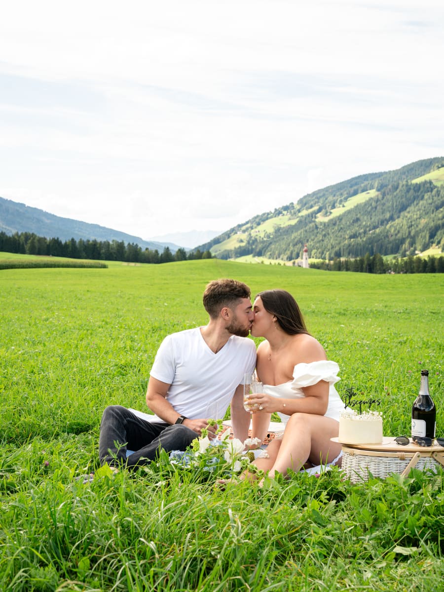 Taylor & Tyler — picnic, frame 96