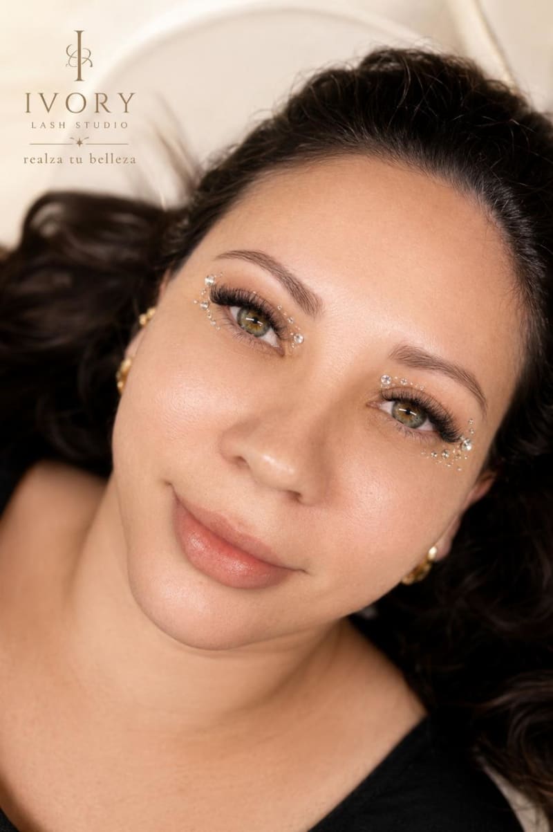 Trabajo de extensiones de pestañas en Ivory Studio