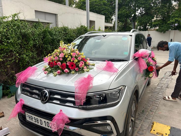 Elegant Wedding Car Flower