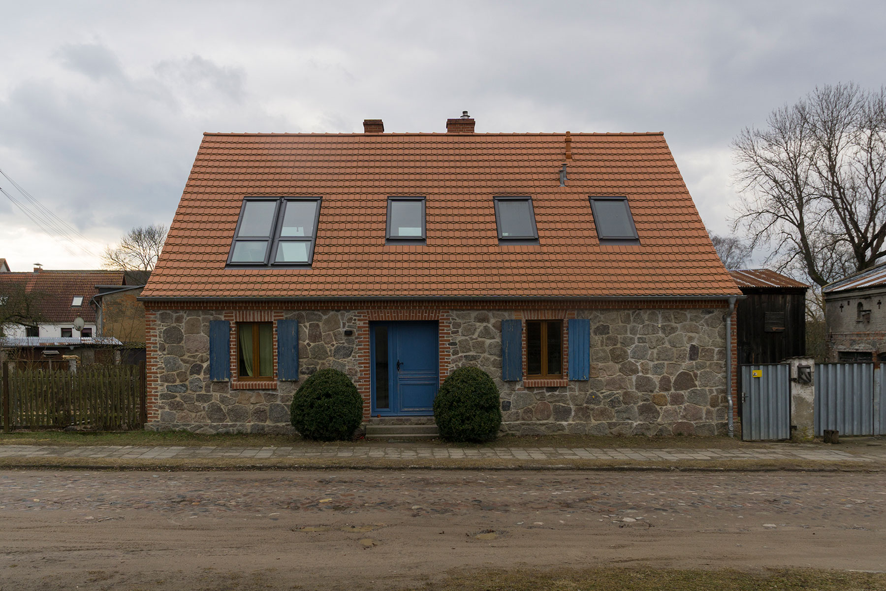 Feldsteinhaus Dachflächenfenster