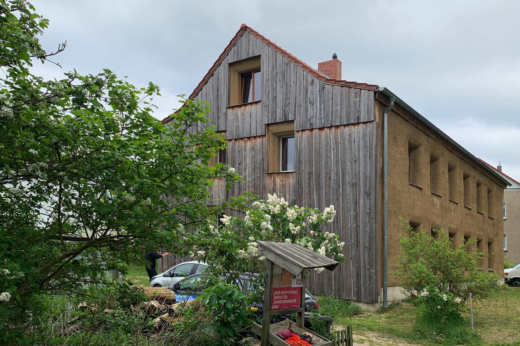 Strohballen Fassadendämmung Lehmputz Holzfassade