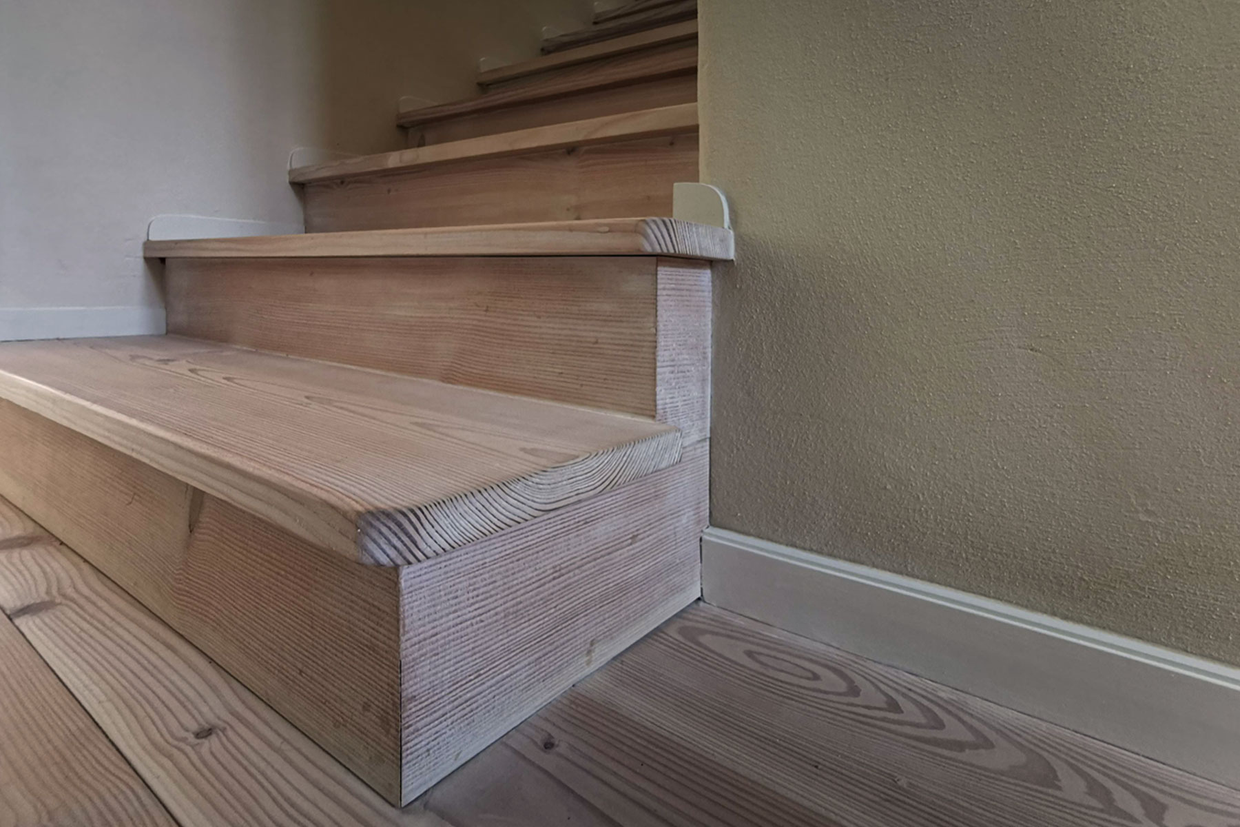 Holztreppe zwischen Wänden