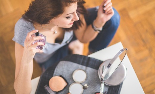 Wanita Sedang Berdandan Wanita Sedang Berdandan