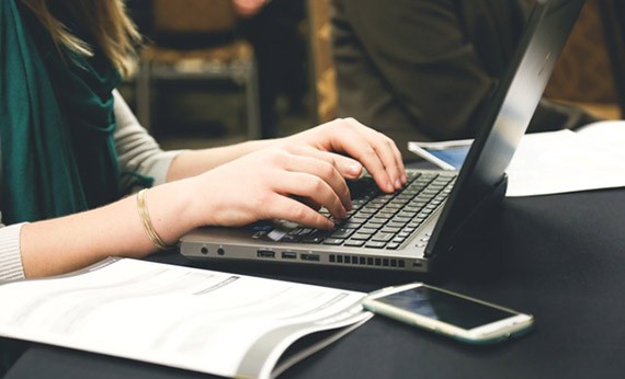Pejuang Skripsi Mengerjakan Skripsi di Laptop