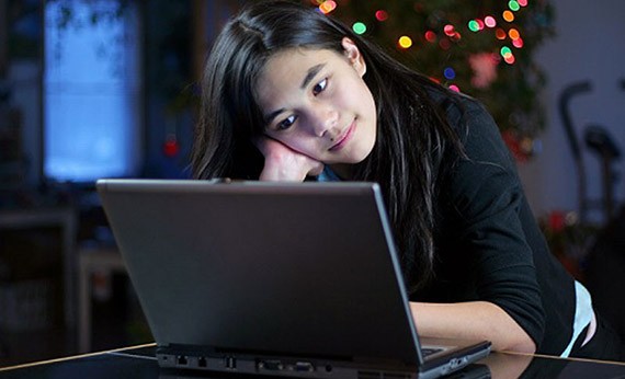 Wanita Memandangi Laptop