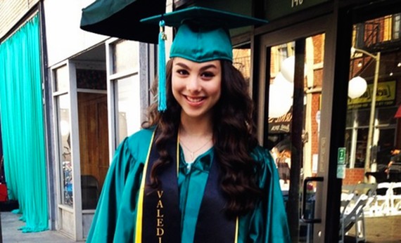 Kira Kosarin Wisuda