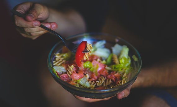 Salad dengan Fettucini dalam mangkok