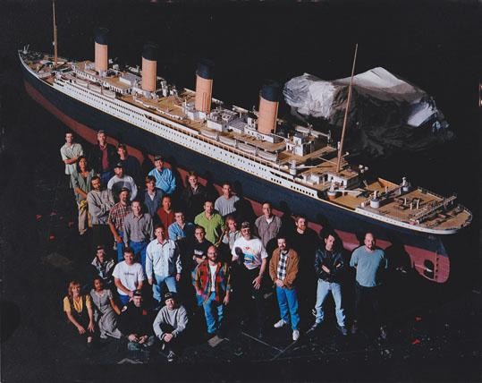 Model miniatur kapal Titanic